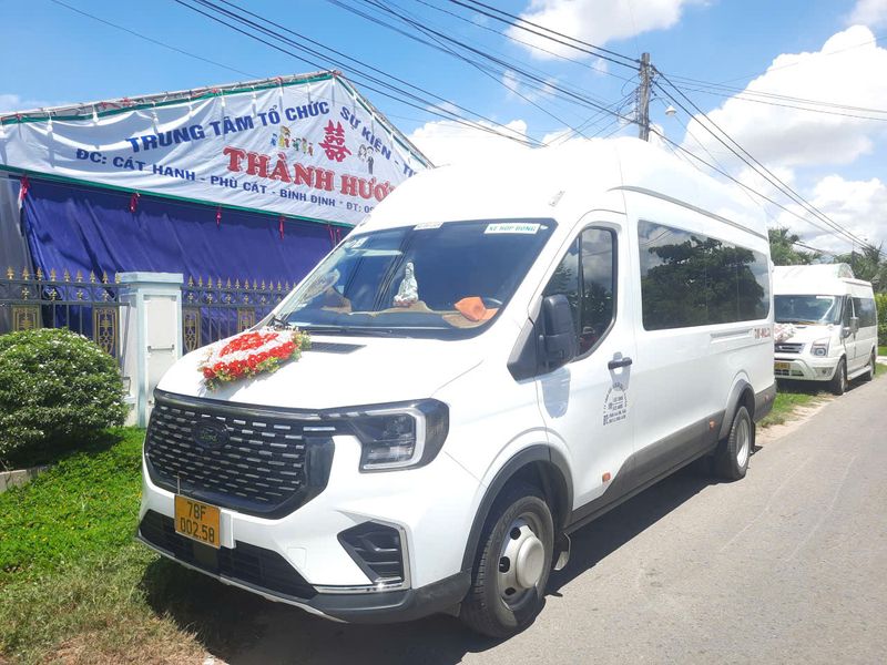 Xe 16 Chỗ Ford Transit Lê Huyên Đời Mới (78F-002.58)